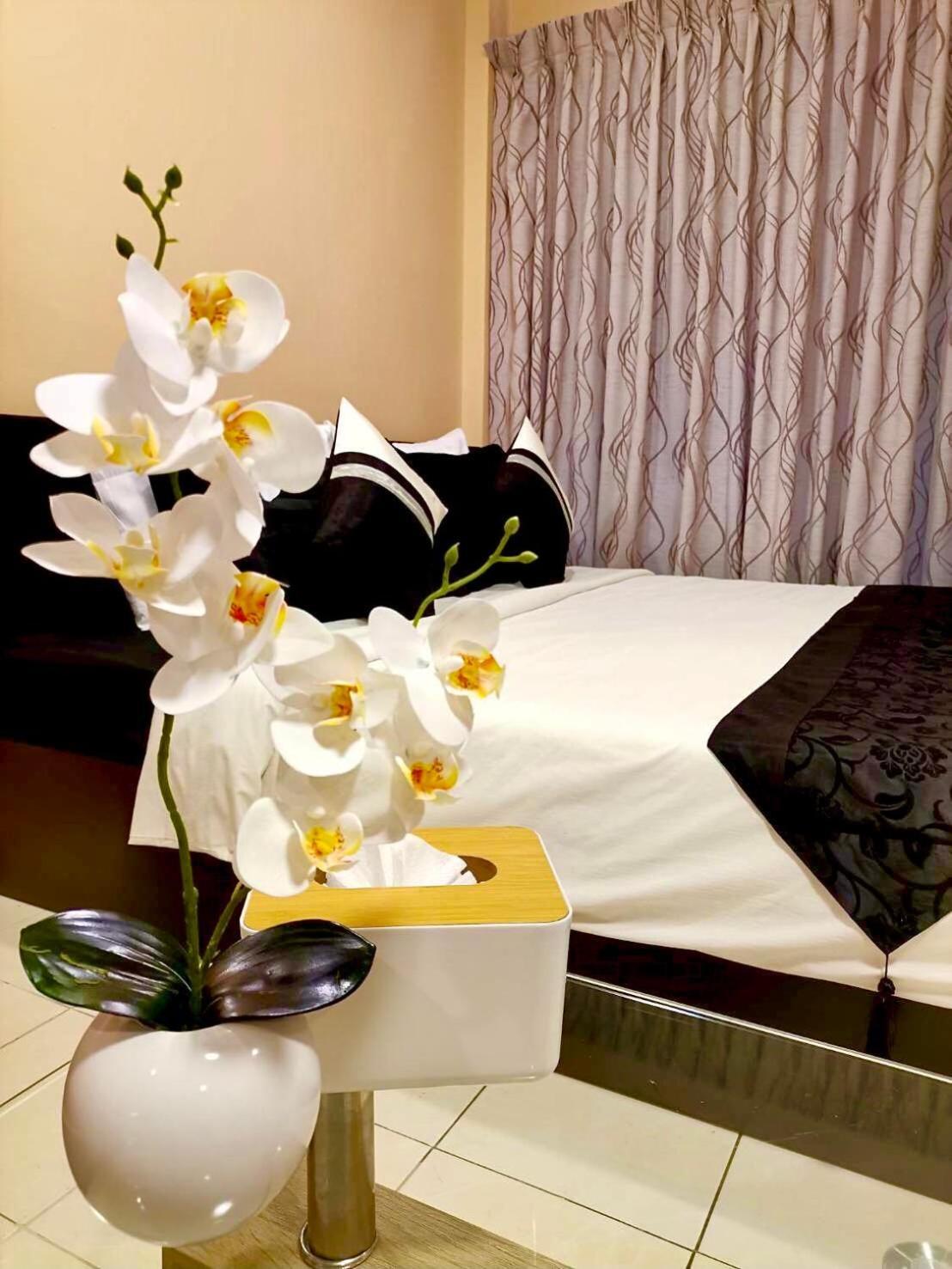 The Luka Guesthouse And Restaurant Patong Экстерьер фото